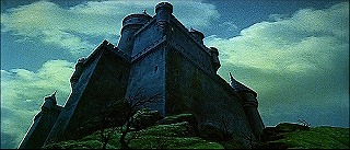 『怪談呪いの霊魂』 1963　約36分：城の外観、仰角＋雷～『恐怖の振子』