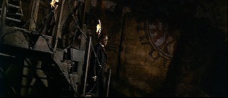 『怪談呪いの霊魂』 1963　約47分：櫓階段、右奥の壁に車輪状の図　斜めに