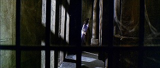 『怪談呪いの霊魂』 1963　約50分：三角アーチの先の廊下、格子越しに