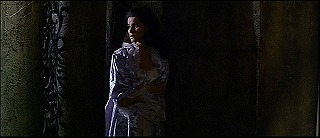 『怪談呪いの霊魂』 1963　約51分：扉の先の廊下　左に網状の影か格子(?)