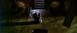 『怪談呪いの霊魂』 1963　約1時間18分：櫓階段から壇へ、上から