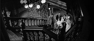 『たたり』 1963　約36分：主階段、斜め上から