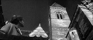 『たたり』 1963　約1時間0分：バルコニーから角塔を見上げる