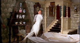 『吸血鬼の接吻』 1963　約11分：ホテルのロビー　左に三角棚　画面左端に腕(?)