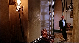 『吸血鬼の接吻』 1963　約48分：二階廊下