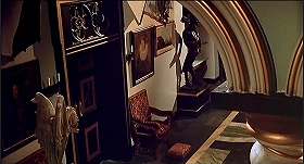 『吸血鬼の接吻』 1963　約57分：主階段から玄関広間　左に親柱上のドラゴン像