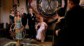 『吸血鬼の接吻』 1963　約1時間13分：主の部屋(?)　天球儀、丸窓