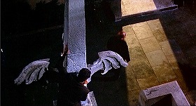 『吸血鬼の接吻』 1963　約1時間16分：玄関前　有翼オベリスク　上から