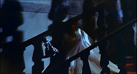 『顔のない殺人鬼』 1963　約2分：左階段　稲光により大きくなった欄干の影