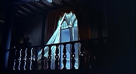 『顔のない殺人鬼』 1963　約2分：二階歩廊　風で開いた窓＋稲光