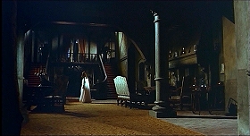 『顔のない殺人鬼』 1963　約2分：広間、入口側から