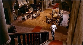 『顔のない殺人鬼』 1963　約19分：広間　左階段の上から