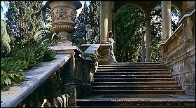『顔のない殺人鬼』 1963　約22分：玄関ないし庭へのバルコニーと階段