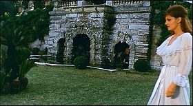 『顔のない殺人鬼』 1963　約23分：庭、奥にバルコニーの下部