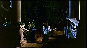 『顔のない殺人鬼』 1963　約40分：玄関ないし庭へのバルコニーと階段（向かって左側）