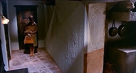 『顔のない殺人鬼』 1963　約1時間3分：奥にマルタの部屋、手前は厨房
