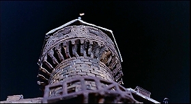 『顔のない殺人鬼』 1963　約1時間15分：塔上部、外観　下から