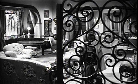 『知りすぎた少女』 1963　約23分：ラウラの家、居間