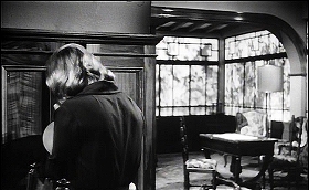『知りすぎた少女』 1963　約25分：ラウラの家、曇りガラスの窓の部屋　左手前に電話