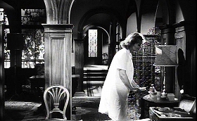 『知りすぎた少女』 1963　約26分：ラウラの家、奥から玄関の方を見る