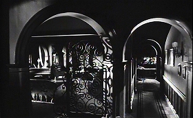 『知りすぎた少女』 1963　約32分：ラウラの家、玄関側から奥を見る　夜