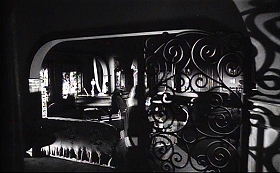 『知りすぎた少女』 1963　約33分：ラウラの家、居間　夜