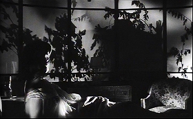 『知りすぎた少女』 1963　約38分：ラウラの家、窓にはりつく人物の影