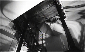 『知りすぎた少女』 1963　約44分：上昇するエレヴェーターの底面とその周囲