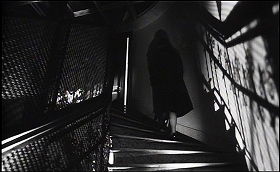 『知りすぎた少女』 1963　約45分：エレヴェーターを降りた先の螺旋階段、下から