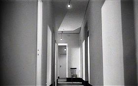 『知りすぎた少女』 1963　約46分：廊下、揺れる電球　やや下から