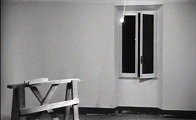 『知りすぎた少女』 1963　約46分：内装工事中の部屋、揺れる電球、風で開く窓