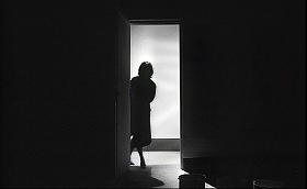『知りすぎた少女』 1963　約46分：灯りが消えた部屋の中から