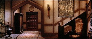 『忍者と悪女』 1963　約5分：玄関広間　左奥に玄関、右に上への階段