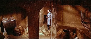 『忍者と悪女』 1963　約11分：地下の実験室、入口附近　上から