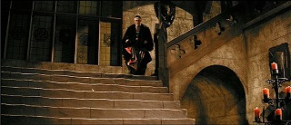 『忍者と悪女』 1963　約39分：広間の階段、下から