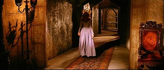 『忍者と悪女』 1963　約41分：広間に通じる廊下