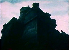 『古城の亡霊』 1963　約0分：城の外観、仰角～『恐怖の振子』より