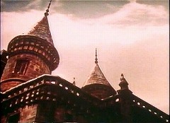 『古城の亡霊』 1963　約19分：城の外観、近接仰角～『恐怖の振子』より
