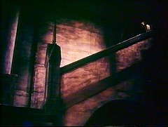 『古城の亡霊』 1963　約26分：広間の階段、踊り場より上　下から