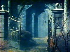 『古城の亡霊』 1963　約30分：礼拝堂の扉附近