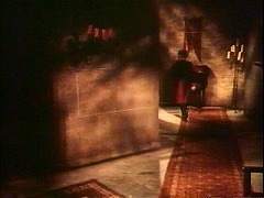 『古城の亡霊』 1963　約47 分：二階廊下＋角度をつけて配された絨毯