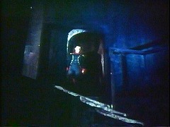 『古城の亡霊』 1963　約58分：隠し扉の先で地下への階段、下から