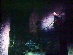 『古城の亡霊』 1963　約1時間0分：地下納骨堂への階段、下から