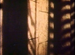 『古城の亡霊』 1963　約1時間1分：地下納骨堂、手前附近の壁＋縞状の影