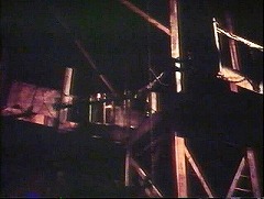 『古城の亡霊』 1963　約1時間16分：地下納骨堂への櫓状階段、下から～『怪談呪いの霊魂』