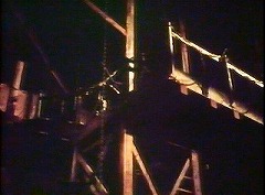 『古城の亡霊』 1963　約1時間17分：地下納骨堂への櫓状階段、下から