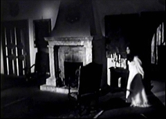 『女ヴァンパイア カーミラ』 1964　約43分：ラウラの部屋を出てすぐの廊下、暖炉つき