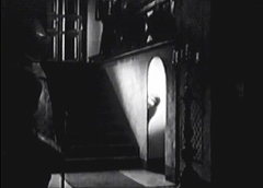 『女ヴァンパイア カーミラ』 1964　約1時間1分：階段とその下すぐのアーチ口