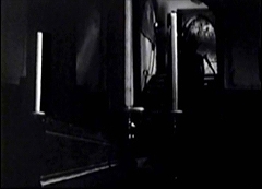 『女ヴァンパイア カーミラ』 1964　約1時間6分：葬儀の間、奥に階段