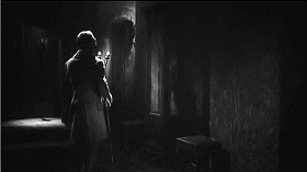 『幽霊屋敷の蛇淫』 1964　約22分：広間から分かれた廊下、右の壁に柱時計